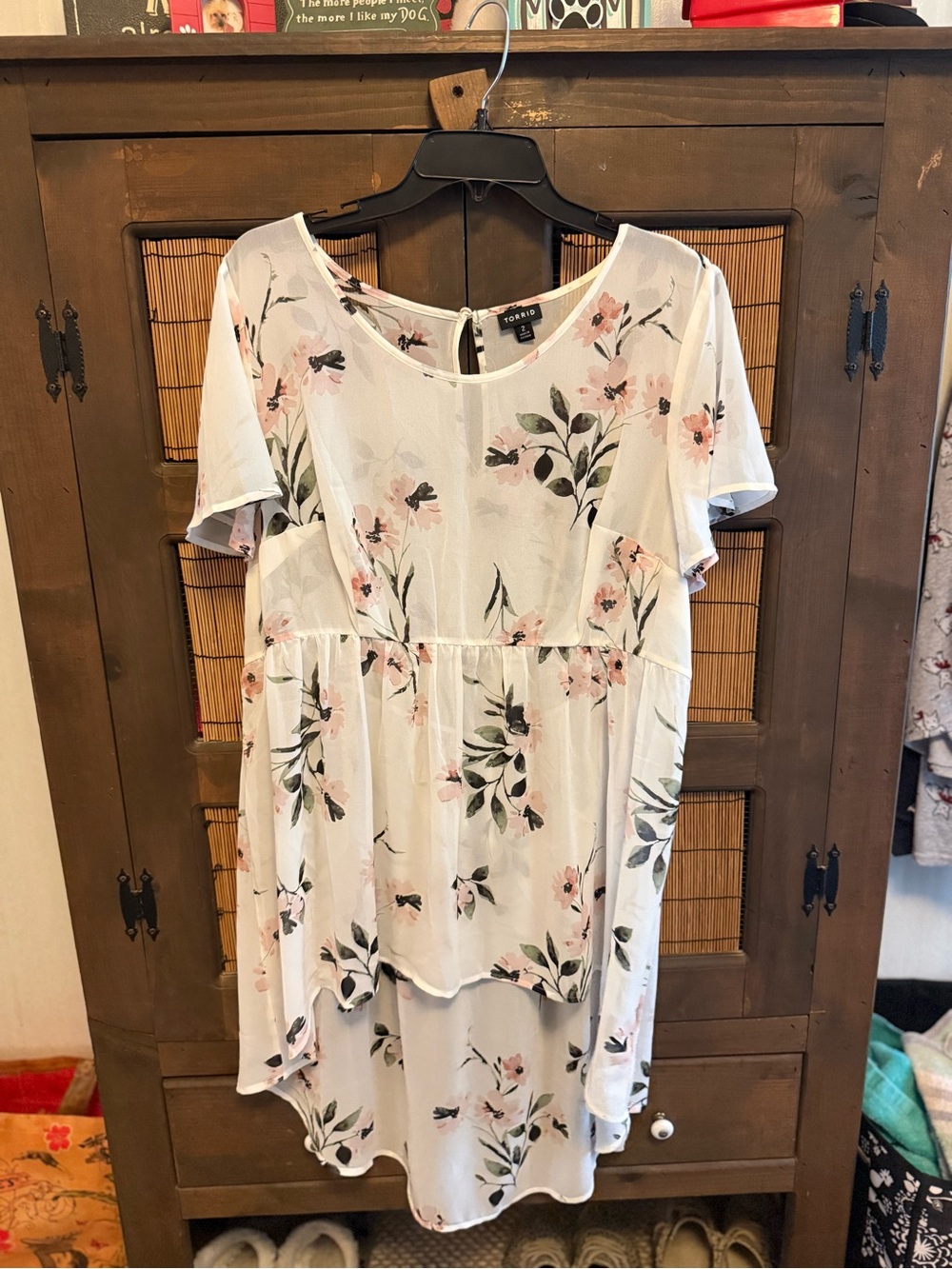 Torrid Size 2 (22/24) Ivory Floral Hi-Low Tunic w/ Pale-Pink Blossoms
